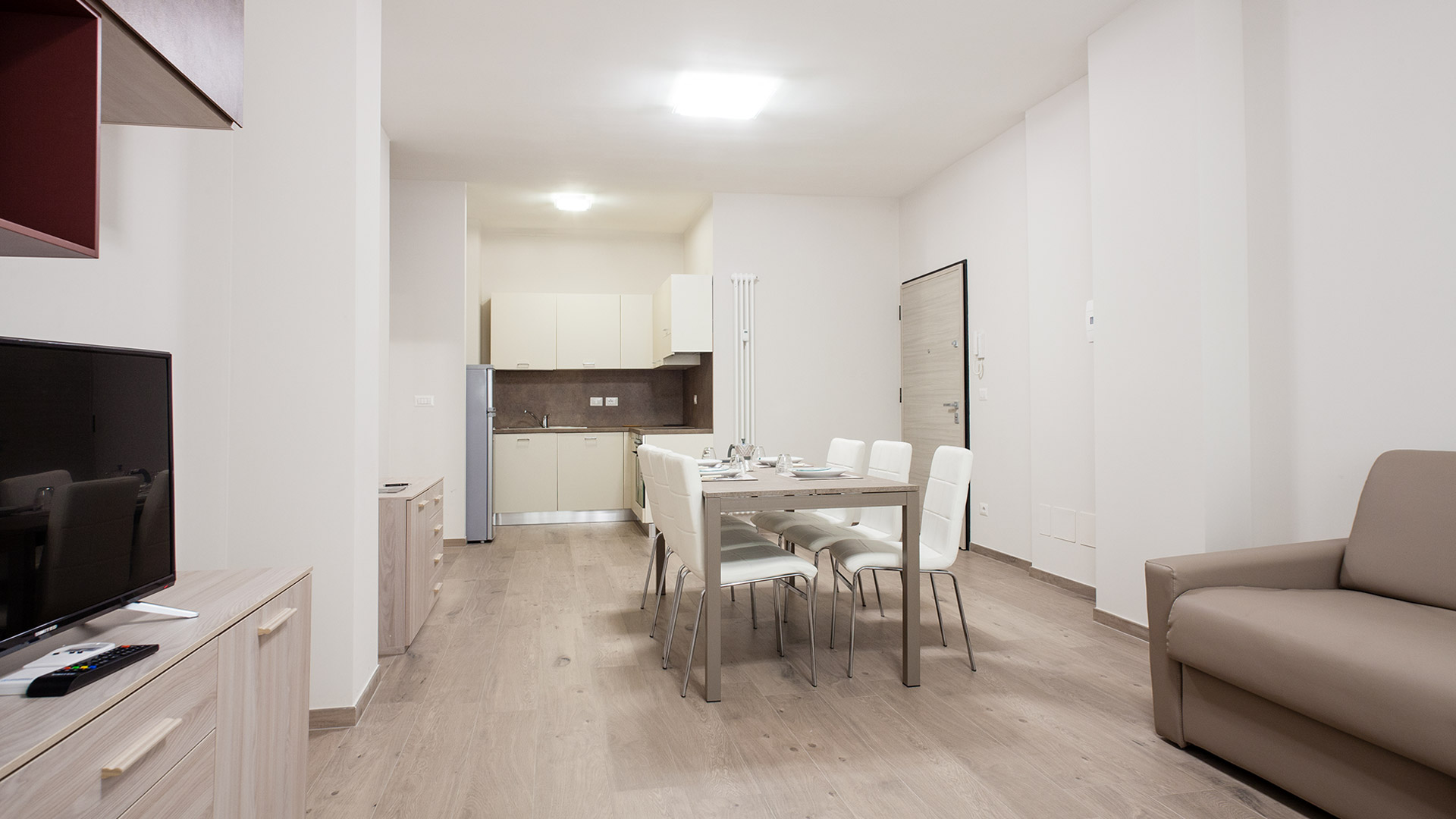 Three-room apartments for six people near Bologna station - Hotel Astoria